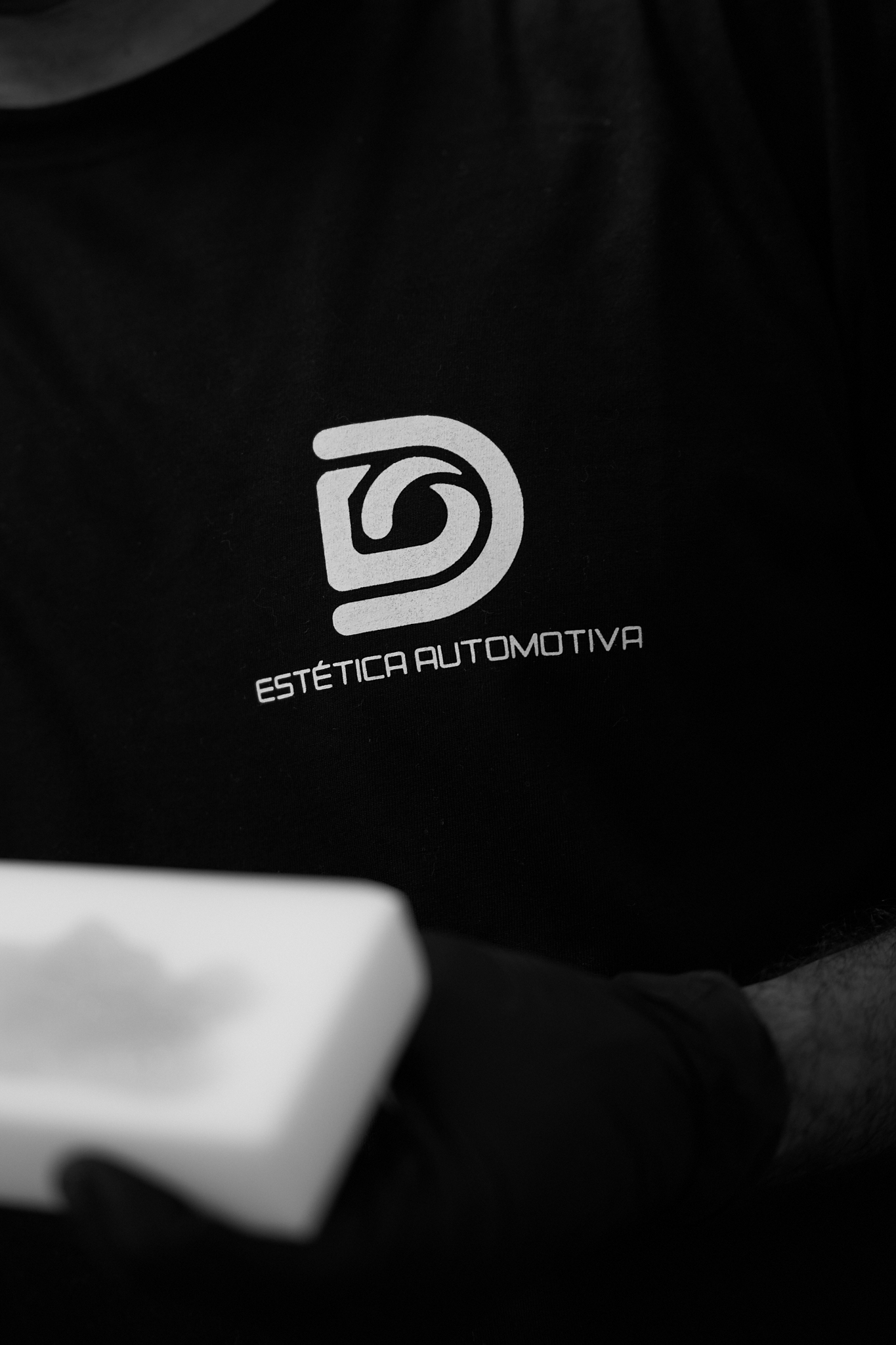 Profissional DryOn com o logo da marca em destaque.