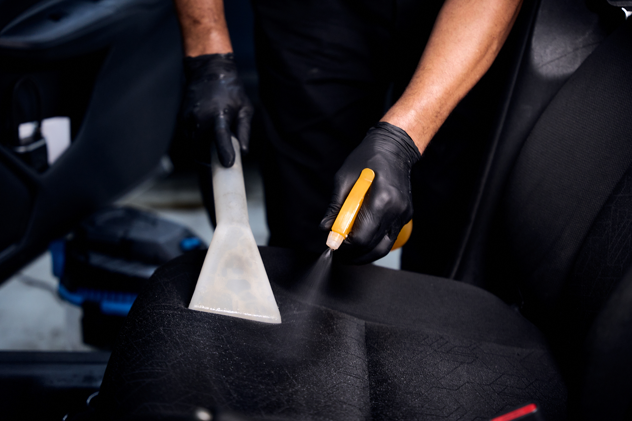 Profissional realizando cuidado interno automotivo.
