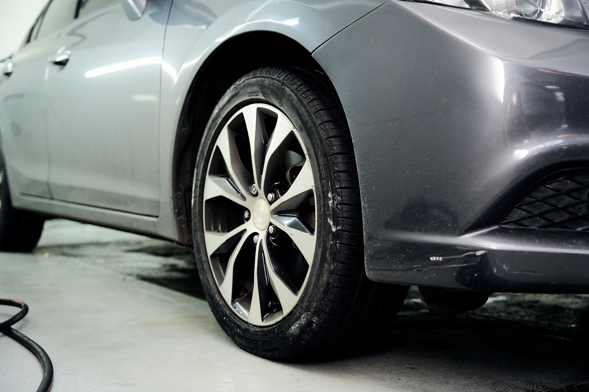 Detalhe automotivo com acabamento premium.